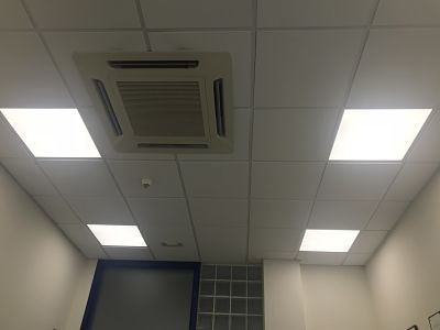 Instalación de iluminación LED en edificio de of